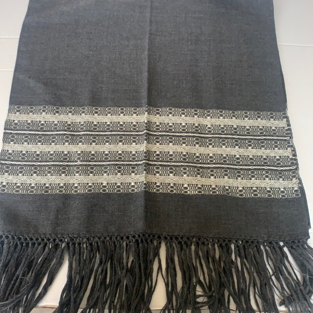 EUC vintage Manoir Richelieu gray wool table runner with fringe. 23” x 3…